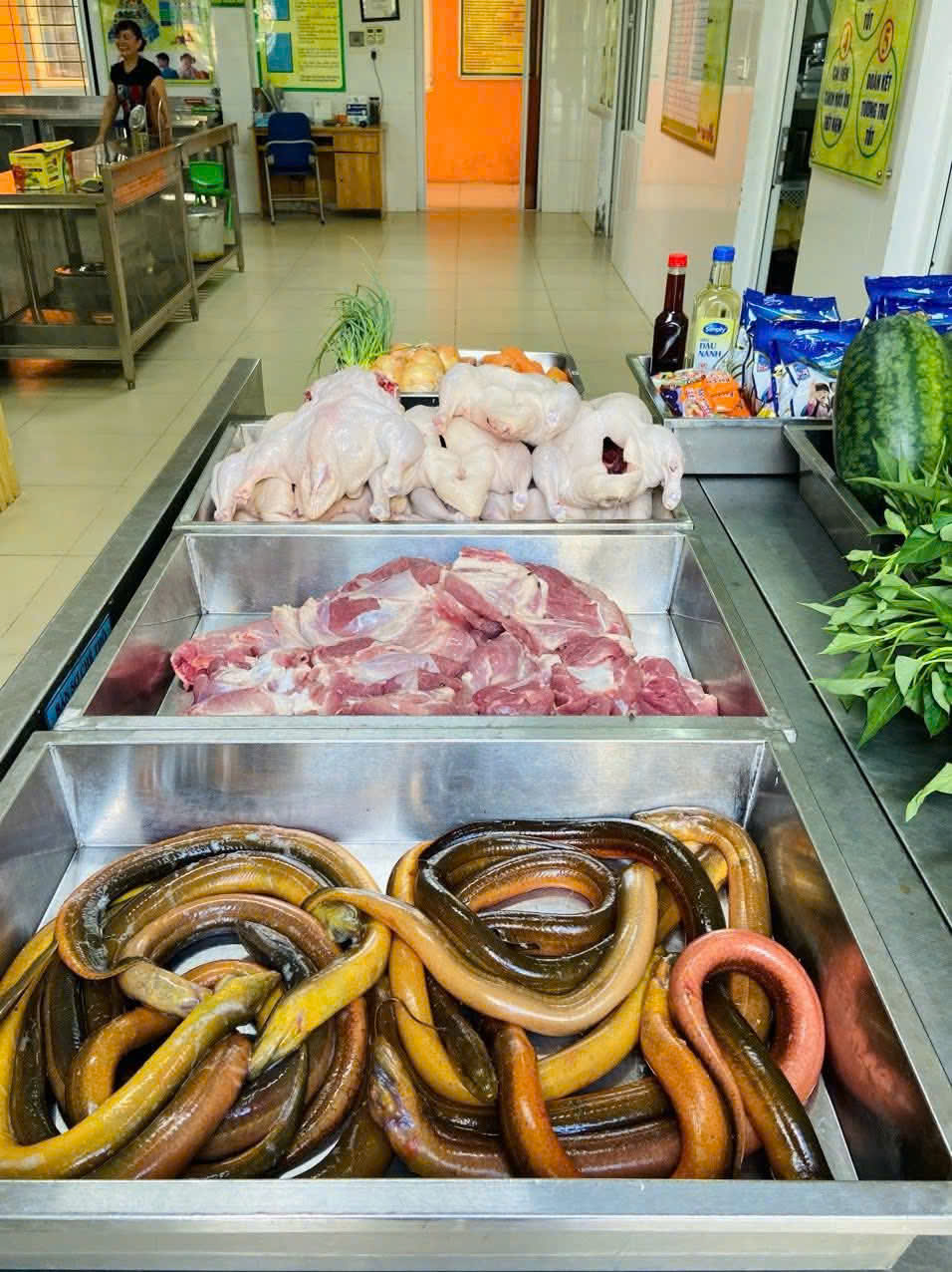 CƠM TRƯỜNG – KHÔNG CHỈ LÀ MÓN ĂN, MÀ LÀ MỘT HỆ SINH THÁI YÊU THƯƠNG